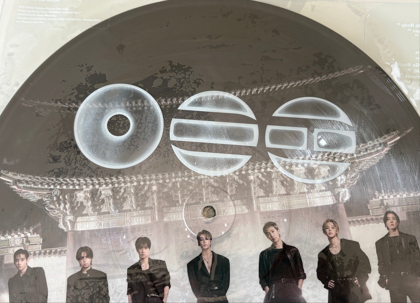 Détail haut du disque – logo ARIRANG + temple : BTS ARIRANG Picture Disc Vinyl – détail logo ARIRANG et architecture coréenne – 613 Limited Edition – neuf scellé