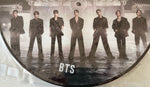 Détail bas – 7 membres BTS en pied : BTS ARIRANG Vinyl – détail 7 membres en tenue noire – Picture Disc 613 Limited Edition – 5ème album officiel