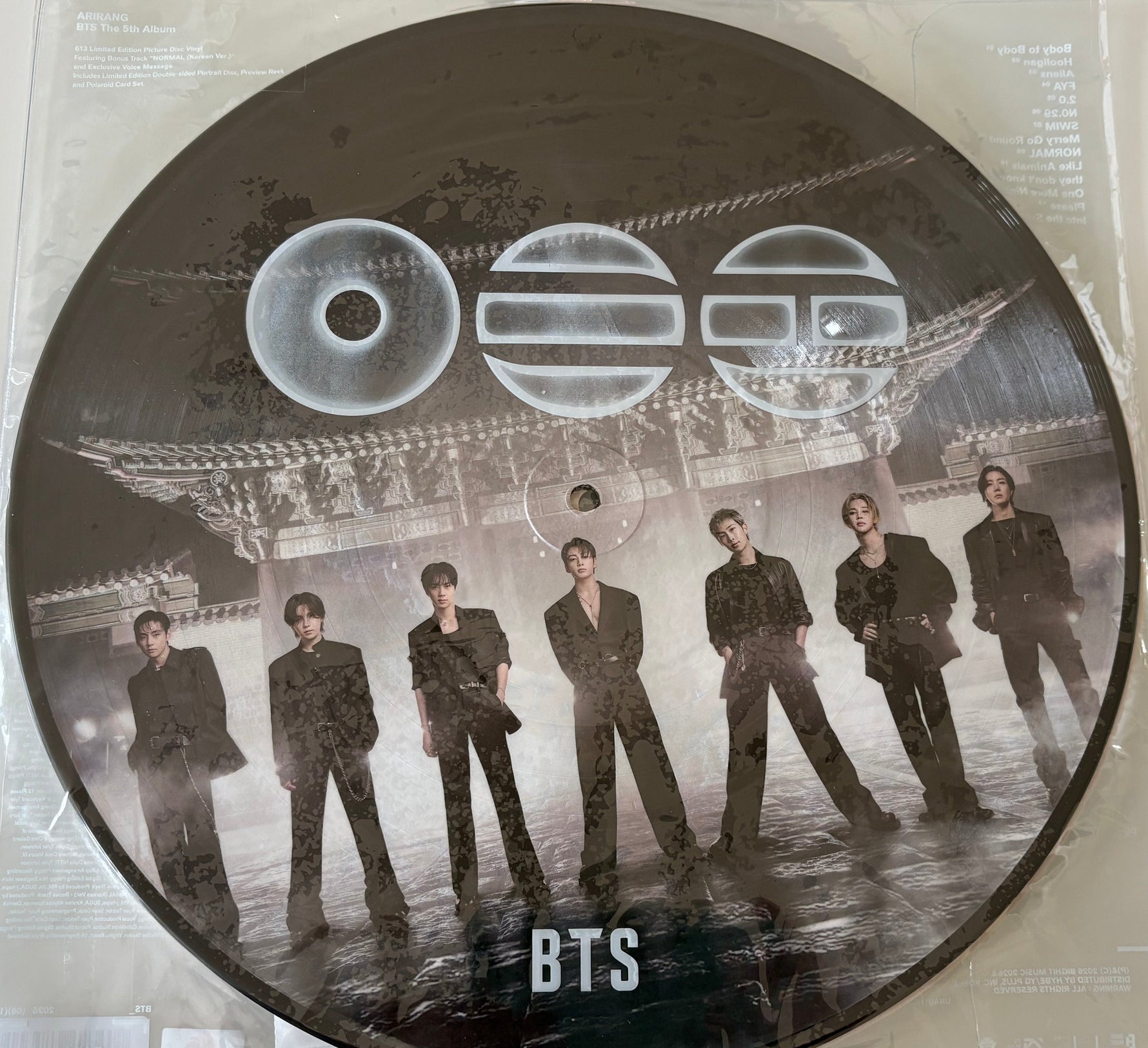Vue complète face A – autre angle : BTS ARIRANG 613 Limited Edition Picture Disc Vinyl – vue complète face A – groupe BTS – édition collector HYBE 2026