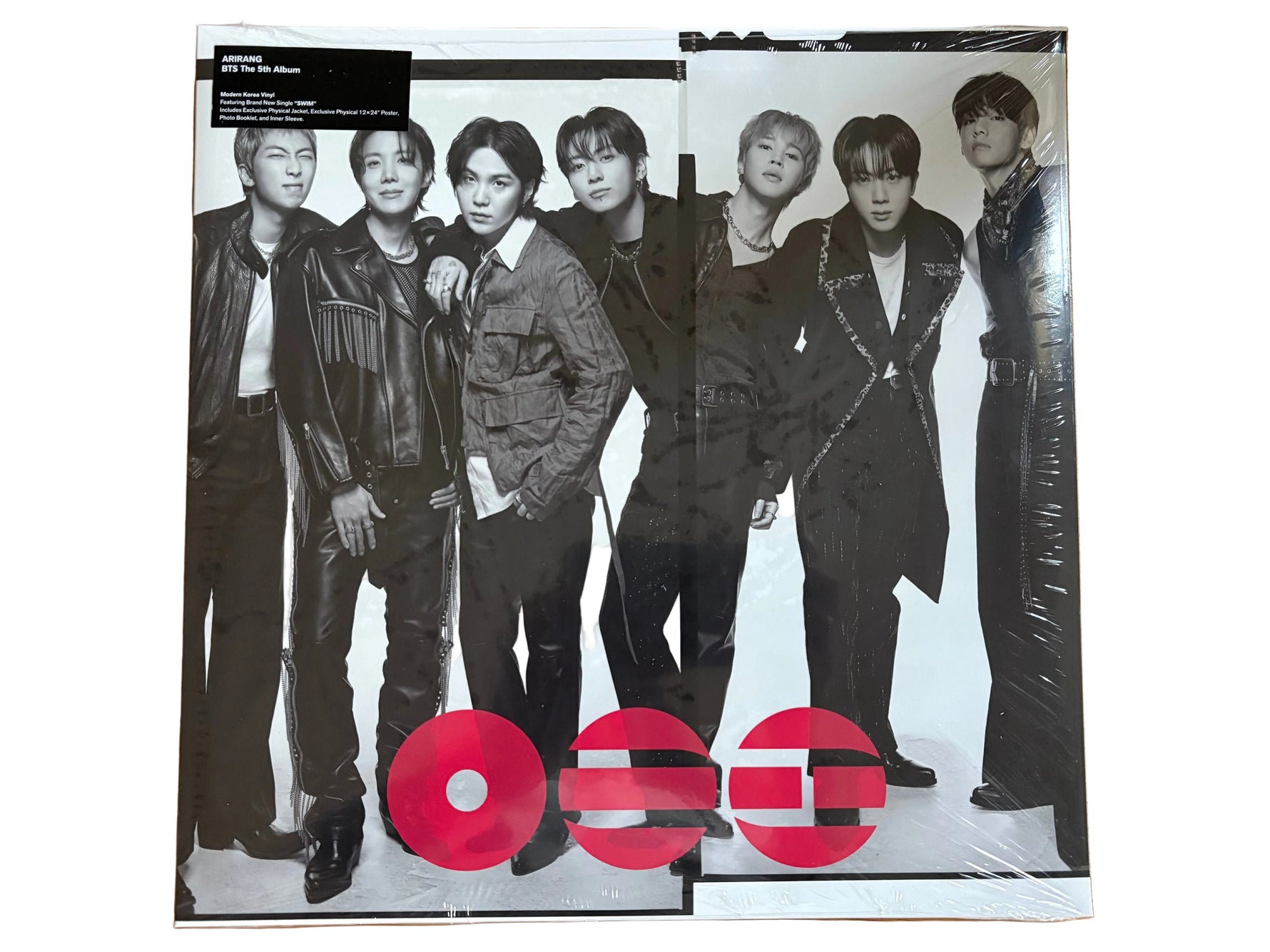 BTS ARIRANG 5th Album – Modern Korea Vinyl – Pochette recto avec les 7 membres en noir et blanc et logo rouge