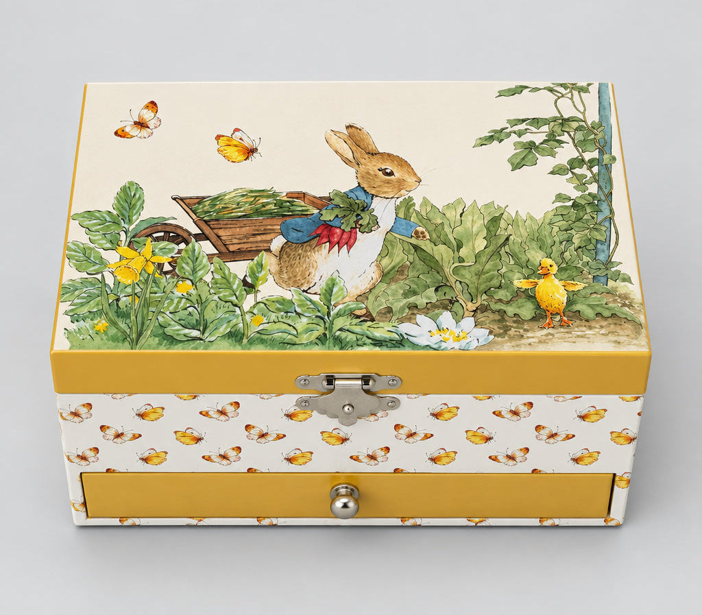Boîte à bijoux Trousselier fermée avec Peter Rabbit dans le jardin sur le couvercle et un tiroir jaune
