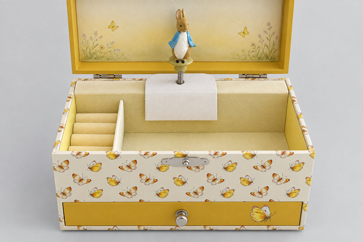 Intérieur de la boîte musicale Peter Rabbit avec figurine, compartiment à bagues et rangement pour bijoux