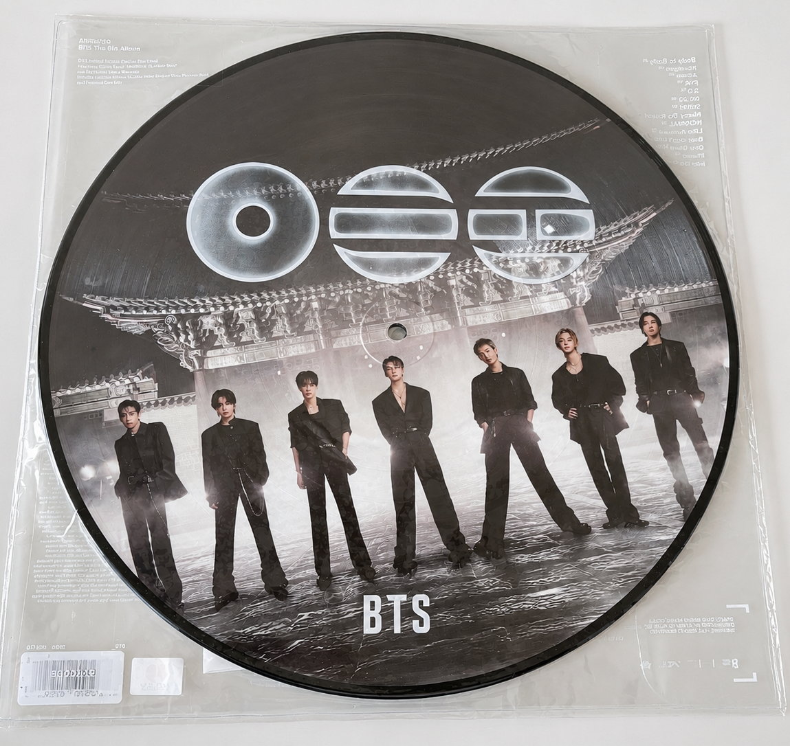 BTS ARIRANG 613 Limited Edition Picture Disc Vinyl – face A avec les 7 membres en tenue noire devant un temple coréen – édition collector HYBE 2026