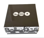 BTS ARIRANG CD Box Set – vue de face coffret collector avec photo des membres en noir et blanc