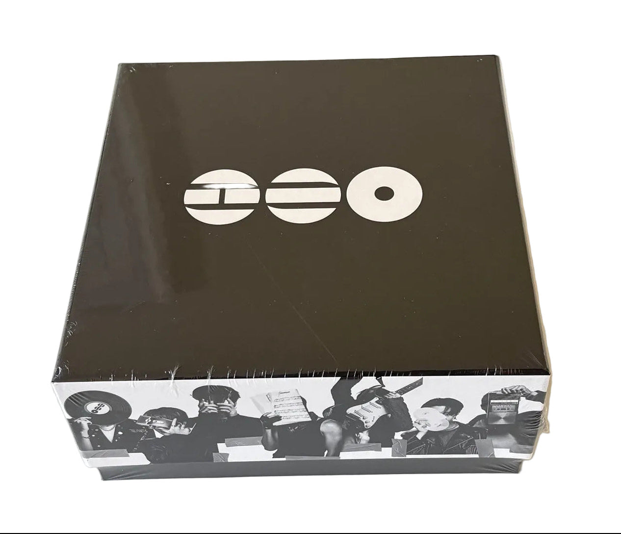 BTS ARIRANG CD Box Set – vue de face coffret collector avec photo des membres en noir et blanc