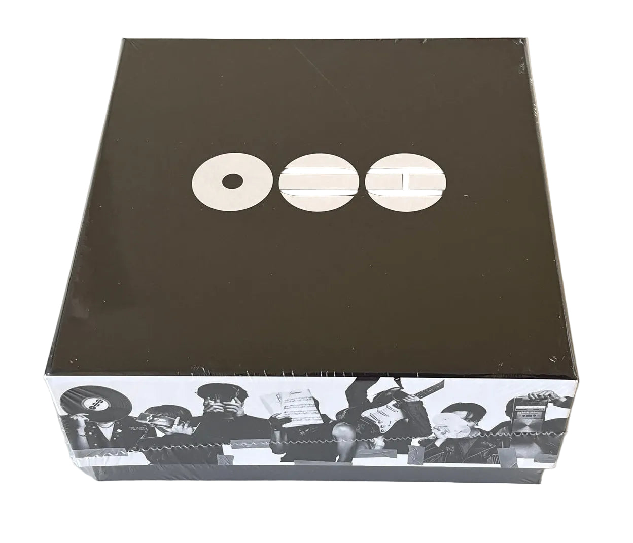 BTS ARIRANG CD Box Set – vue de dessus packaging collector avec logo ARIRANG et photo des membres